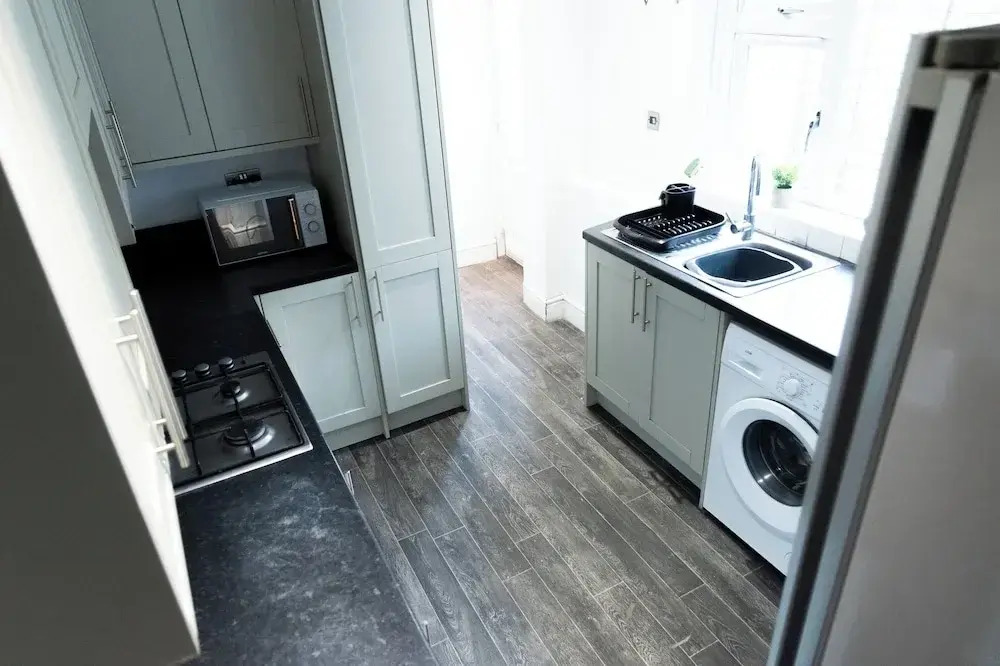 Wolverhampton - 4 Bed House - Free Parking