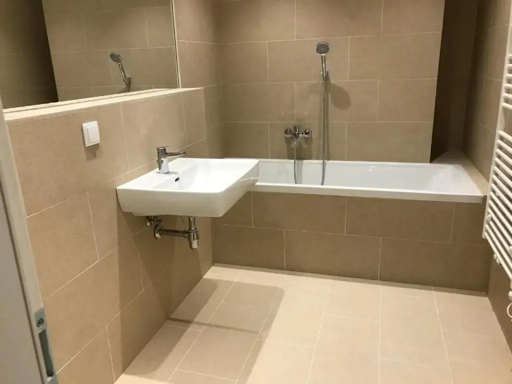Spacious, Modern 1-bdrm Apt near VIC & Austria Ctr