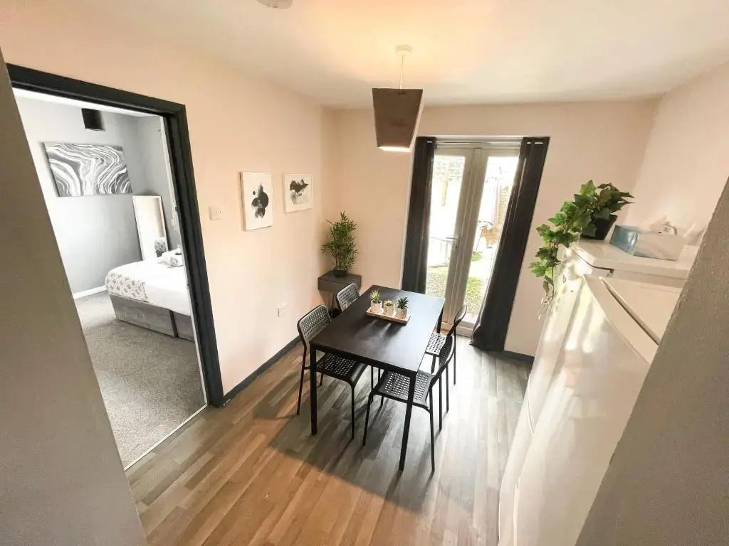 Canterbury Modern 6 Bedroom House with Hot Tub