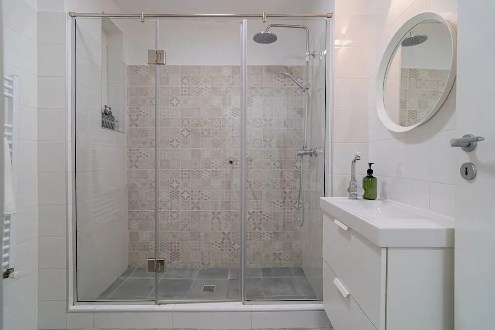 Central 4BR Flat - 2 Units Combined with Balconies, Near Cismigiu, 2 Kitchens & 2 Baths