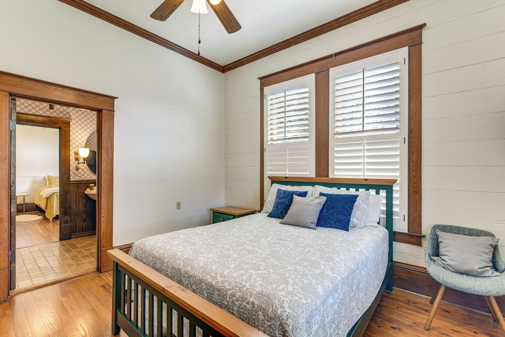 Walkable & Historic Houston Heights Bungalow!