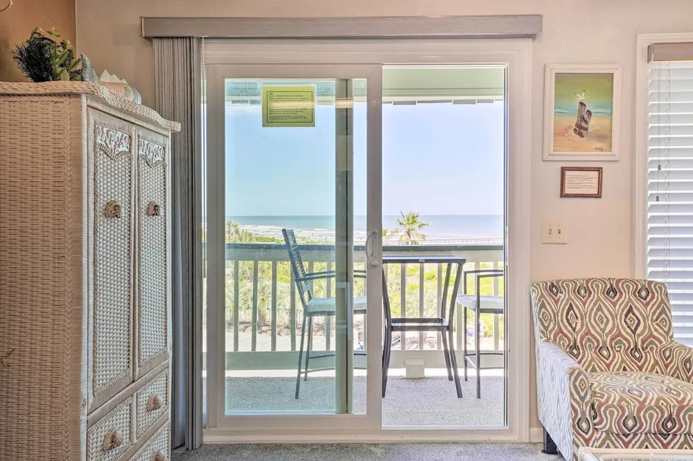 Beachfront Isle of Palms Condo w/ Balcony & Pool!