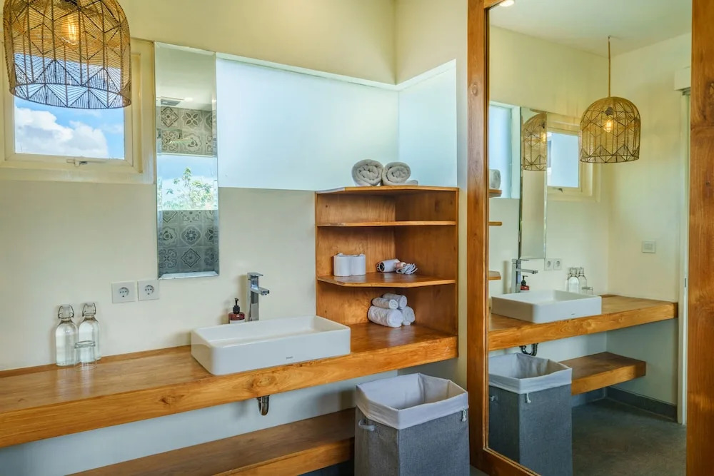Villa Nestor - New Contemporary 3bd villa next to the Beach