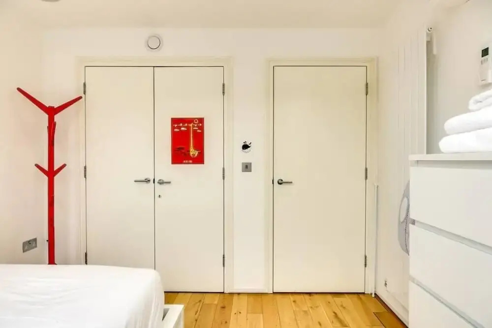 Stylish 2 bed 3 Storey House With Mezzanine