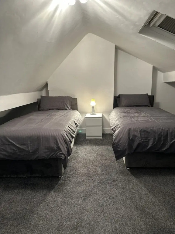 5-bed Apartment in Altrincham Near Airport