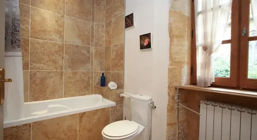 Le Grenier du Chapitre son loft avec les poutres et lappartement une chambre sans les poutres
