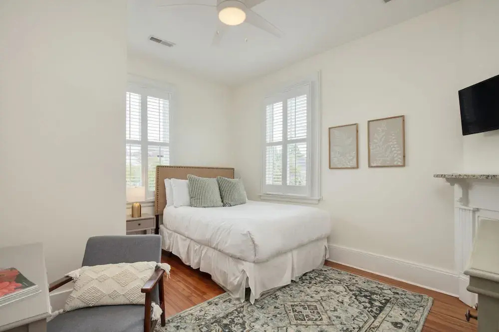 Pond by AvantStay 10mins from French Quarter in the Iconic City of Charleston w Balcony