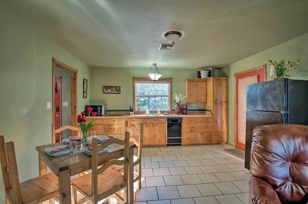 Broken Bow Cottage w/ Deck, Hot Tub & Fire Pit!