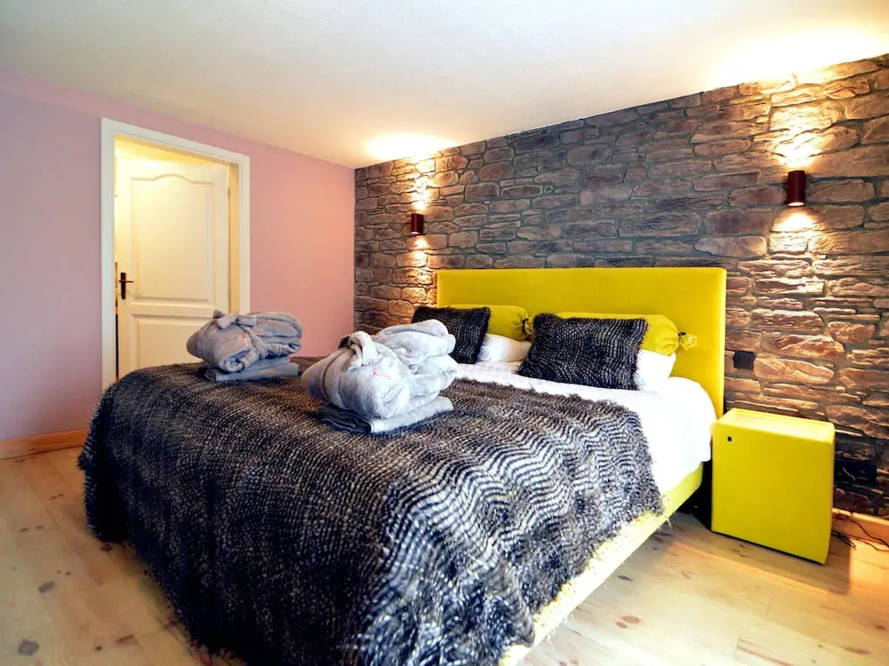 Luxurious Villa with Sauna, Hot Tub, Recreation Room, Large Enclosed Garden