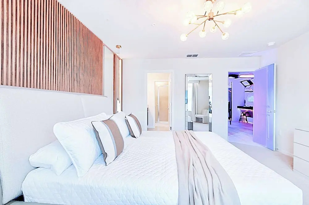 Spacious Townhome With Private Pool Near Theme Parks
