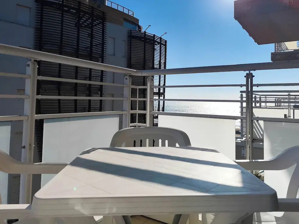 Spacious Apartment With Balcony by the sea