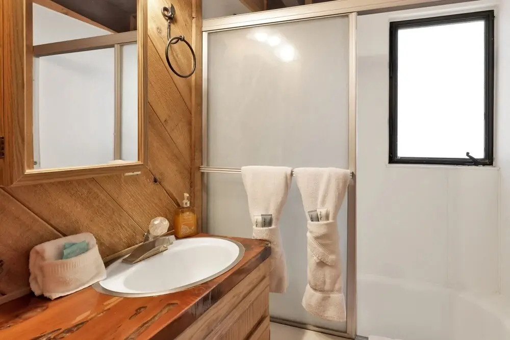 2140-shepherds Cabin 2 Bedroom Home by Redawning