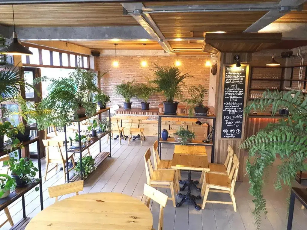 The Reef Hotel & Studios