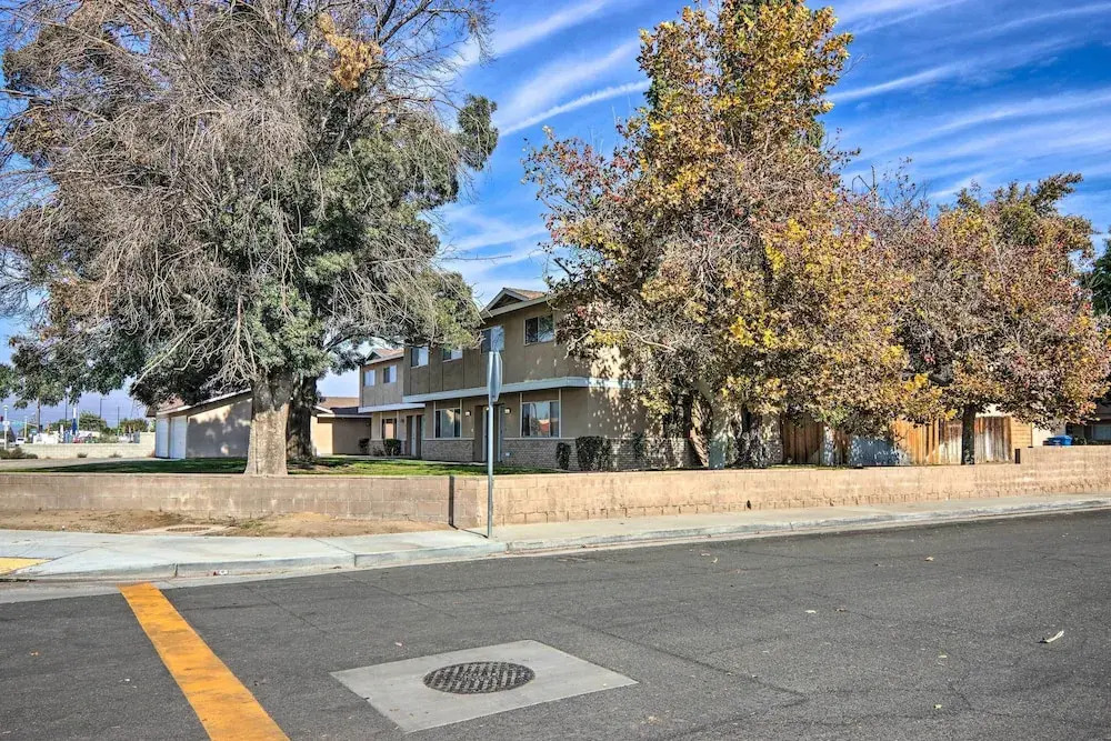 Central Bakersfield Townhome w/ Private Patio