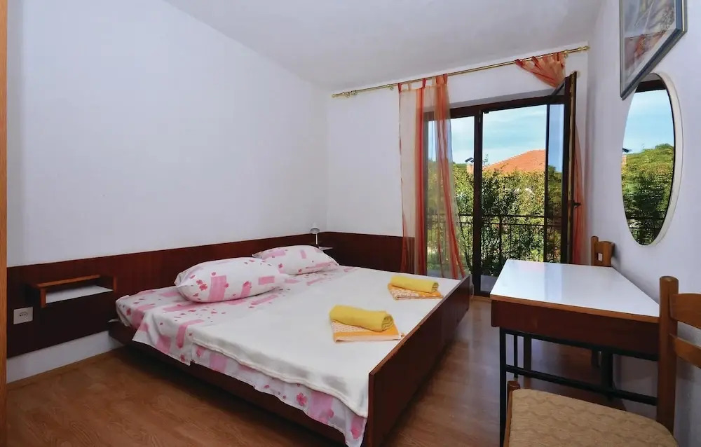 Stunning Home in Jelsa With Wifi and 2 Bedrooms