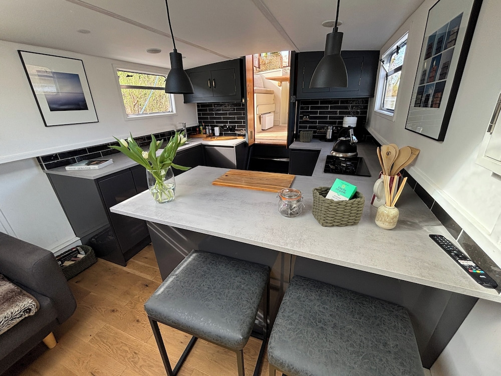 Unique 2 Bed Waterside Retreat, Pet Friendly