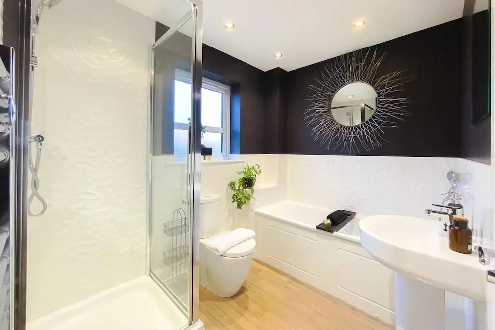 Stunning 4 Bed House With Cinema Room & Parking