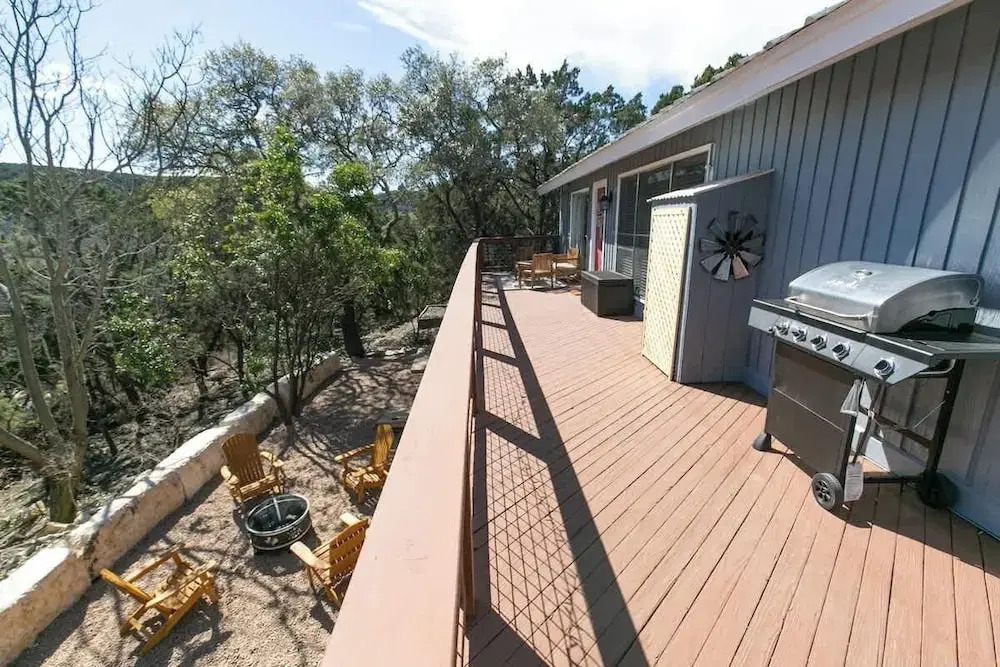 Texas Charm Cottage - 1 Block From the Lake & Hill Country Views