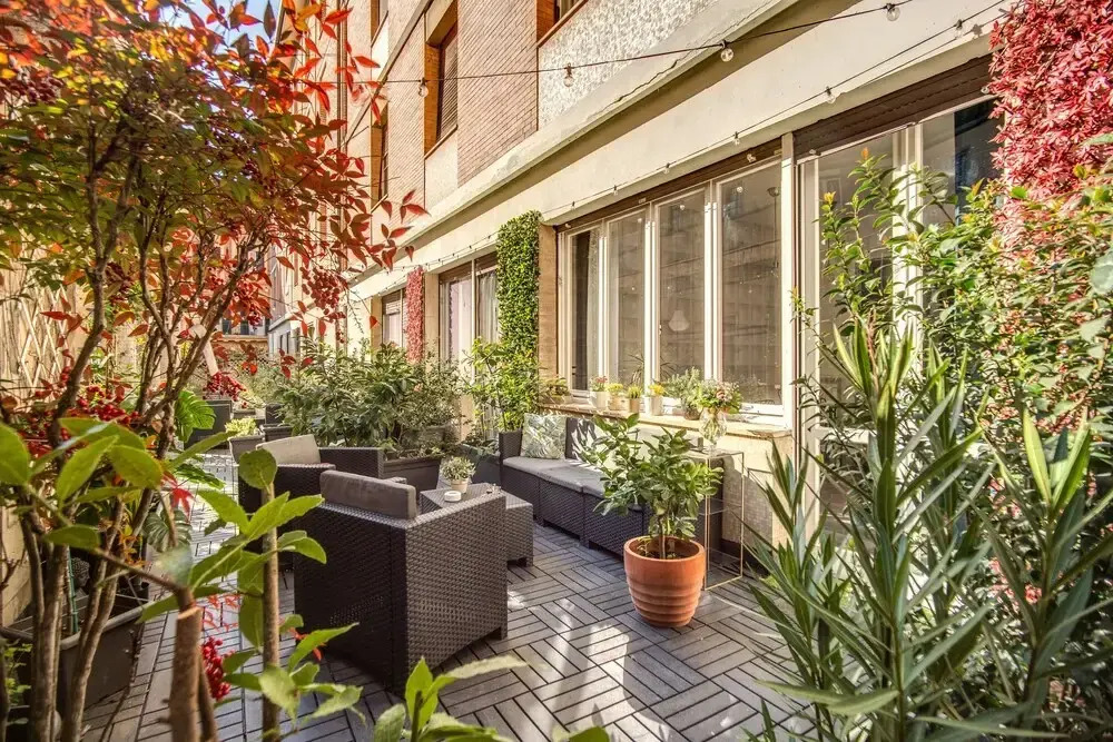 AwesHome White Mirror Apartment&Terrace
