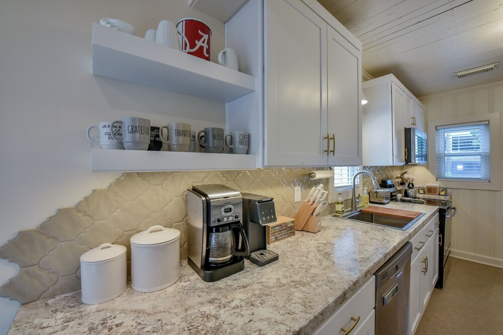 1 Mile to UA Campus: Walkable Midtown Getaway