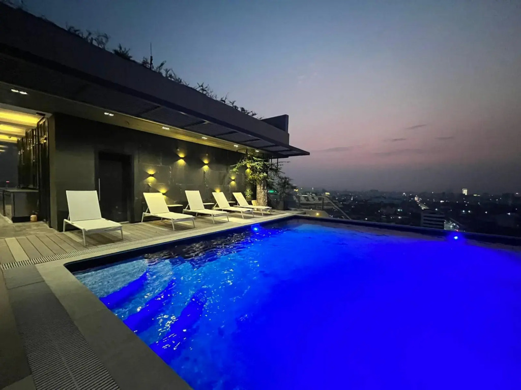 Ease Hotel