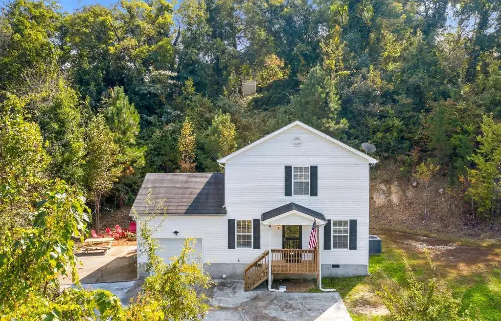 The Elmwood Farmhouse- 10 Mins to Downtown Chattanooga