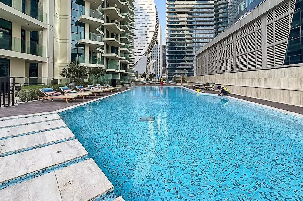 2BR Luxury with Stunning Lake View in Business Bay