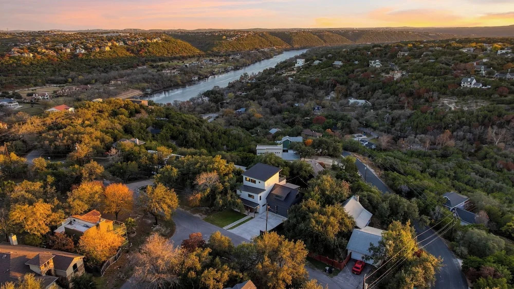 Sundown Social by Avantstay Lake Austin Views Pool, Firepit, Deck + Game Room A+ Designer Style