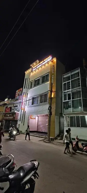 V R S Luxury AC & NON AC Male Dormitory