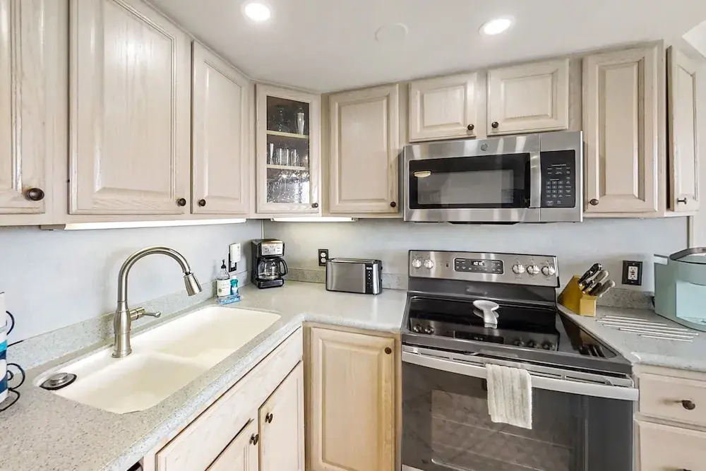 Spacious Condo With Beach Access, Balcony, AC & Outdoor Pool