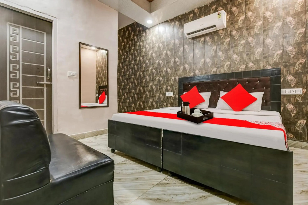 OYO Flagship 70340 Hotel Colour