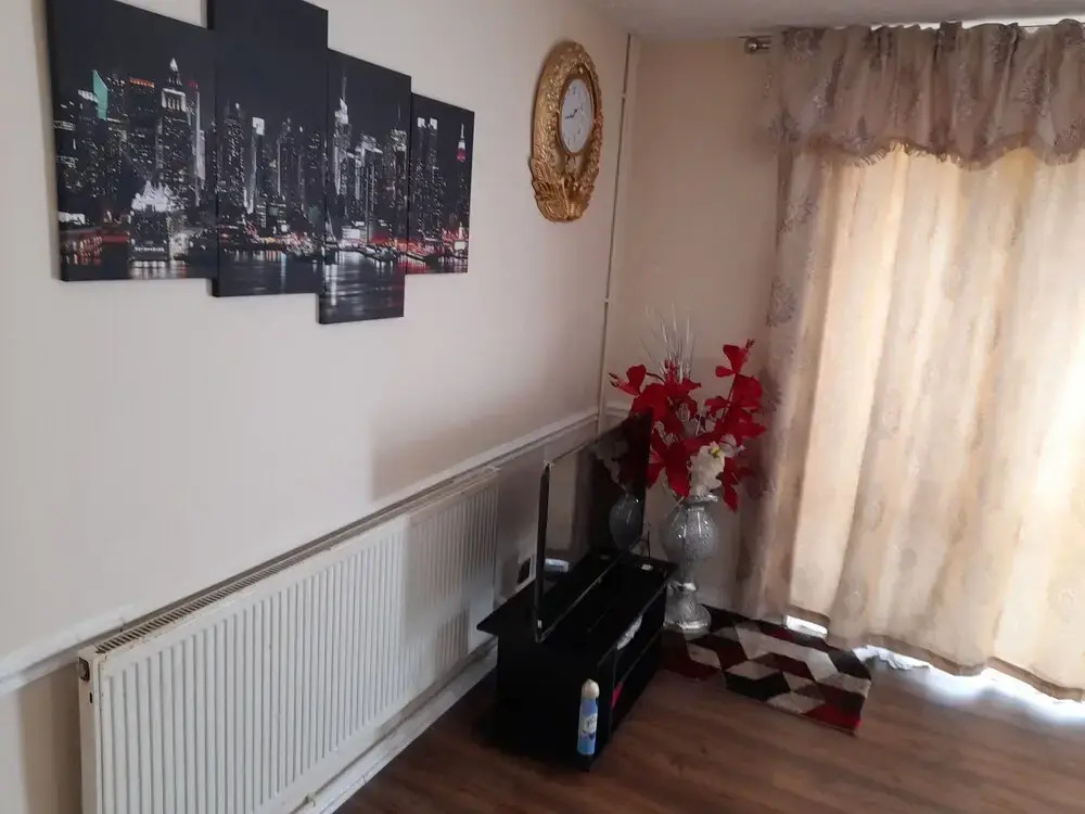 Captivating Extra Large Room in London, to Relax
