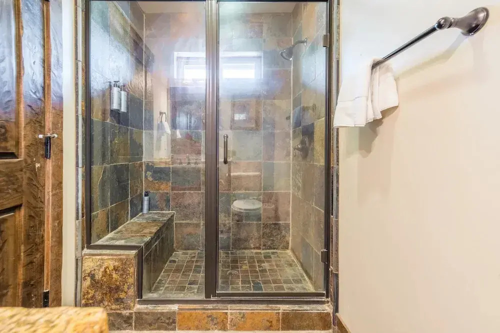 Lakefront Lodge by Avantstay Lakefront Cabin w Hot Tub