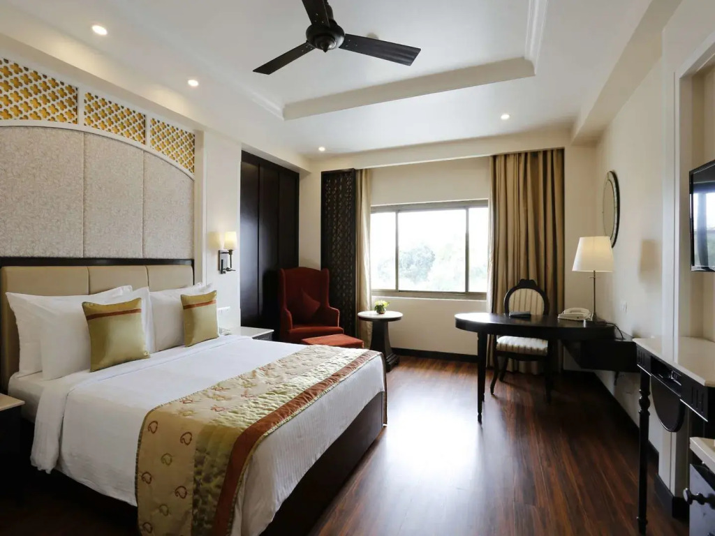 La Place Sarovar Portico
