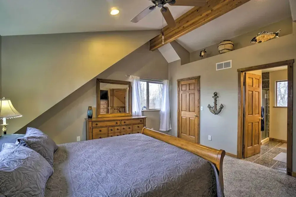Spacious Buckeye Lake Home w/ Hot Tub & Fire Pit!