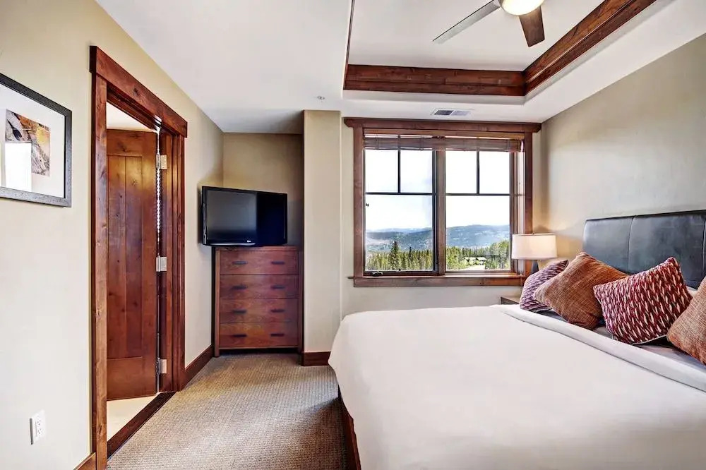 One Ski Hill Place S8412