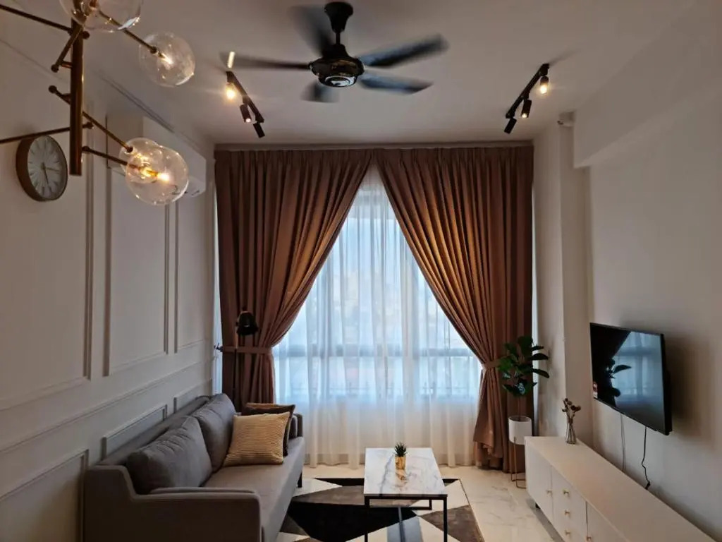 Zulanie Suite Troika Residence, SPACIOUS AND COZY WITH POOL, Free Wifi & Netflix in Golden Triangle of Kota Bharu