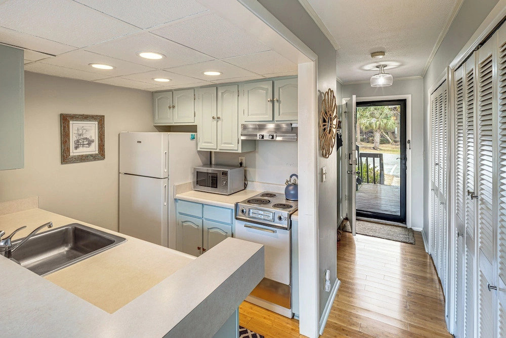 Golfers Getaway! Modern Diamondhead Condo