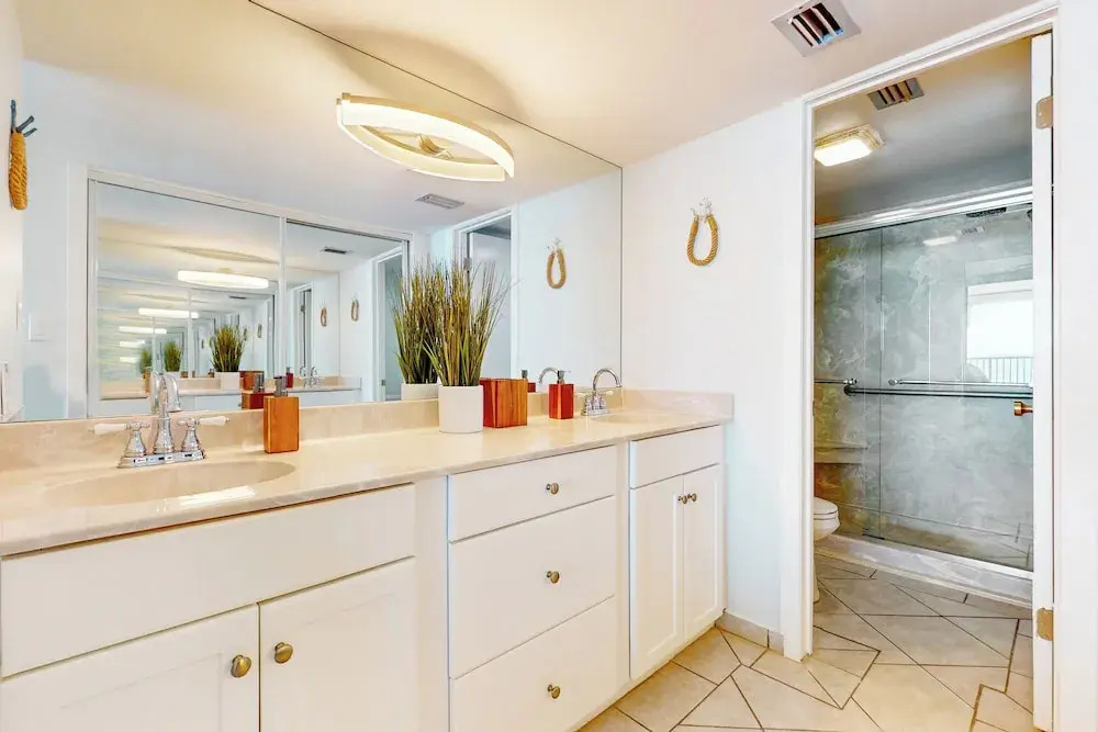 Beachfront 2BR on 10th Fl: Suntide III - Unit 1004