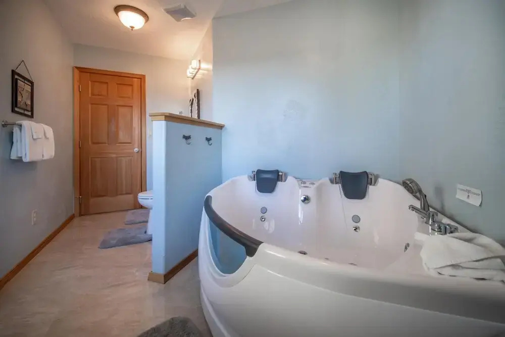 Stunning Bay and Ocean Views with Soaking Tub - Serene Coastal Escape
