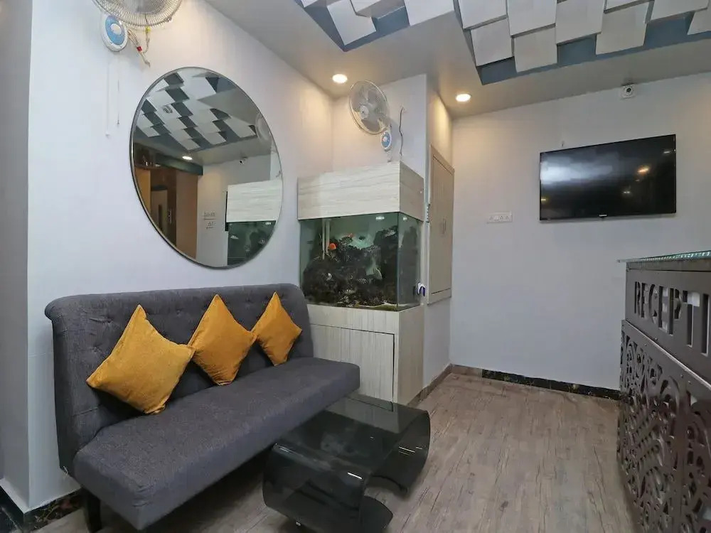 SilverKey Executive Stays 37812 Royal Crown Airport