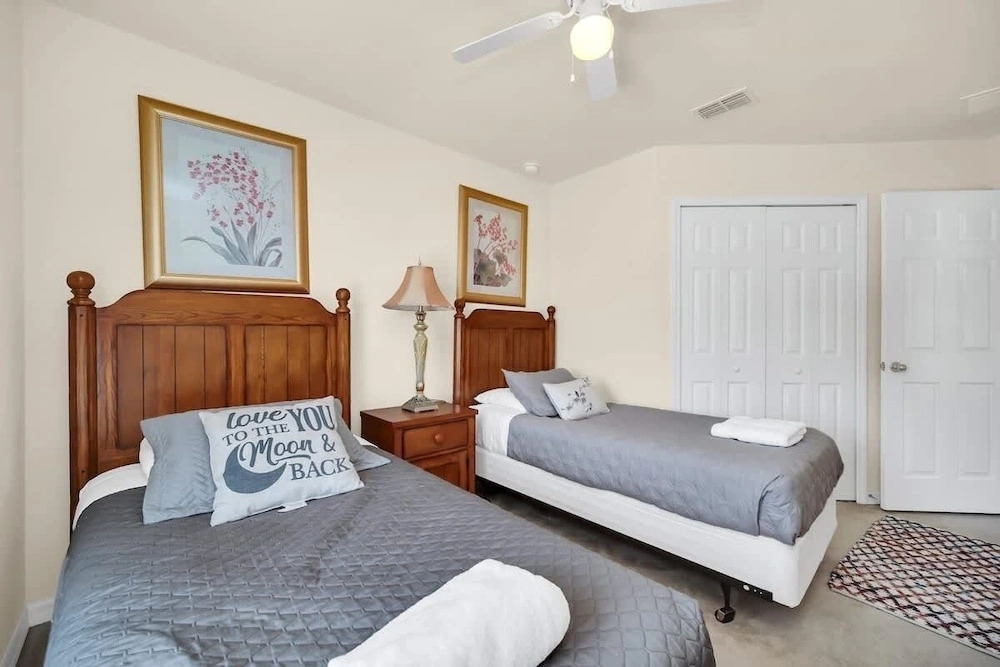 Near Disney Amazing 5 Bd Home - Private Pool 5 Bedroom Home
