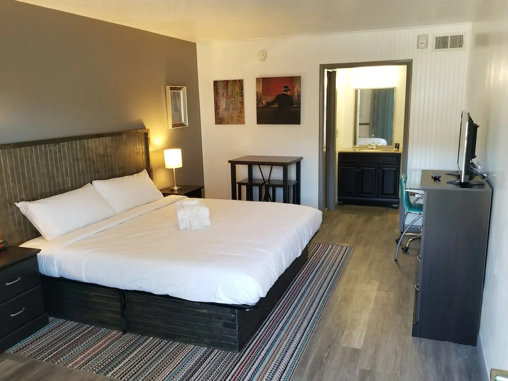 Blue Sky Inn- Complimentary Happy Hour Th-Sun, Veteran owned, Full Breakfast, Best green space, 1 mile from Blue Ridge, Fire Pit