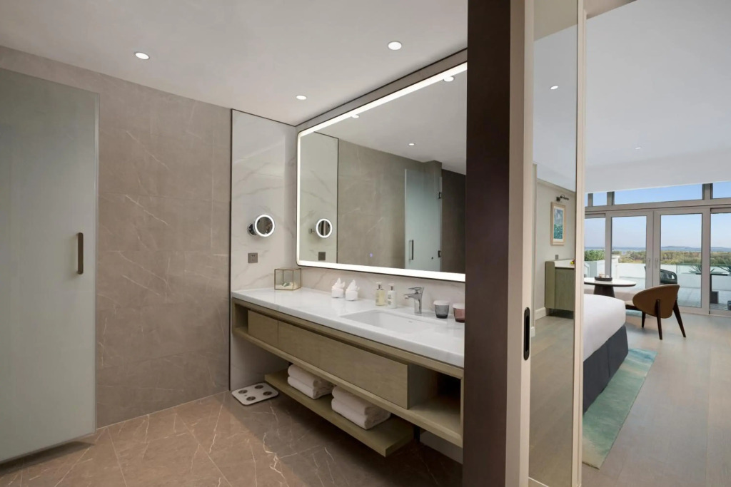 Yuehua Hotel Xiamen Seaside Hotel corridor leads to the stone exhibition hall
