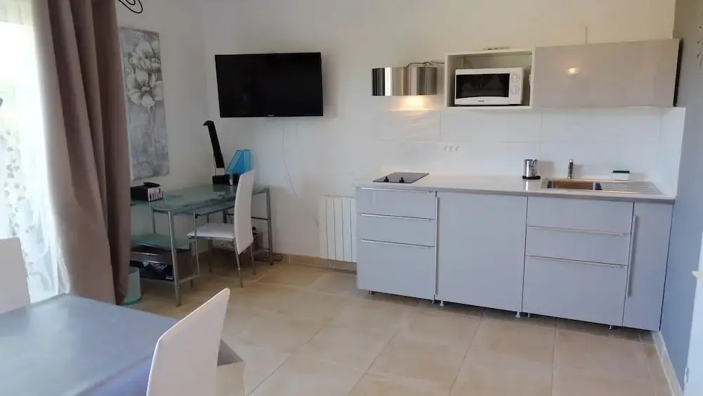 Apartment With one Bedroom in Manosque, With Wonderful Mountain View, Furnished Garden and Wifi - 97 km From the Beach