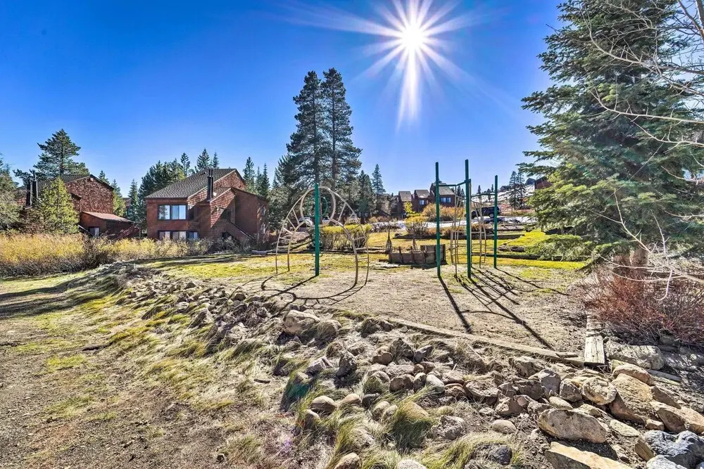 Walk to Ski Resort: Tahoe Donner Studio w/ Balcony