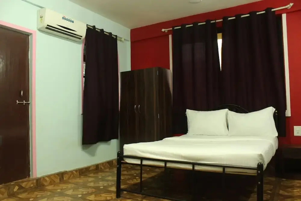 OYO 6453 Home Studios behind KFC Calangute