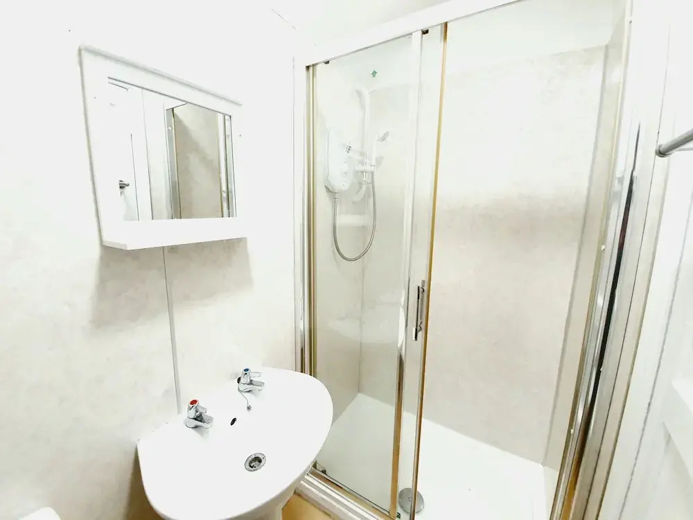 Bright Airy Home With Free Parking