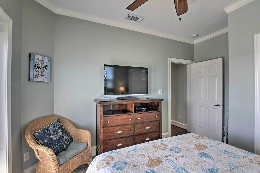 Bay Views! Family-friendly Galveston Resort House