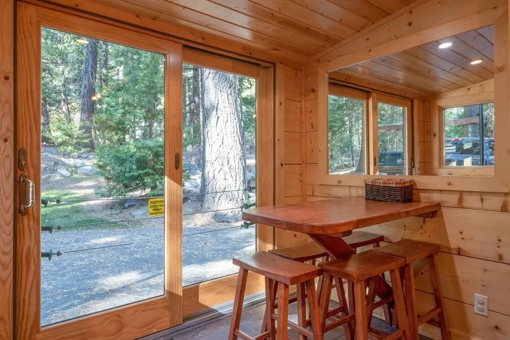 Dun Lookin - Private Hot Tub & Pier, Large Yard - 4 Bedroom Cabin